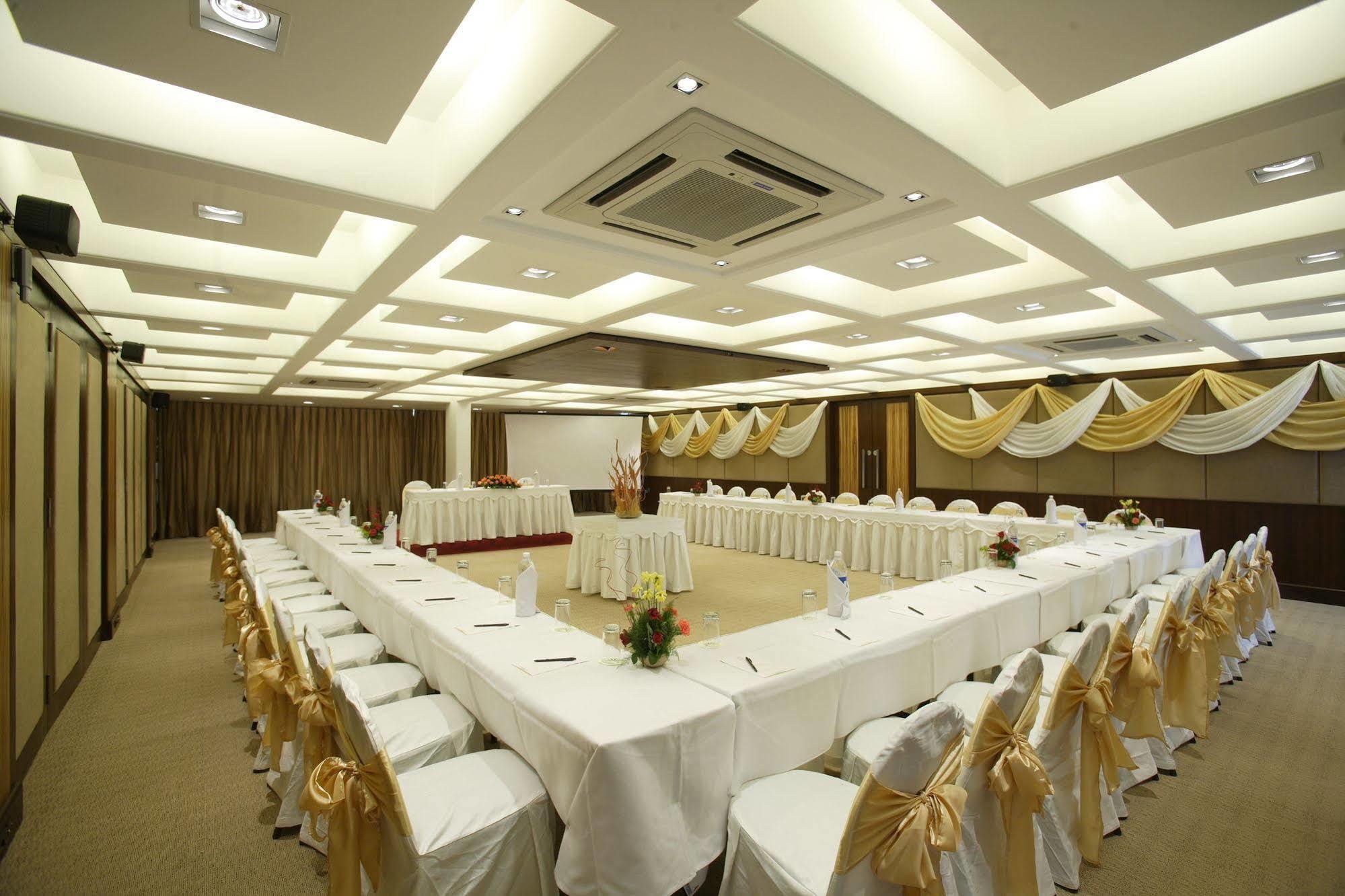 Hotel Express Towers Vadodara Perniagaan gambar